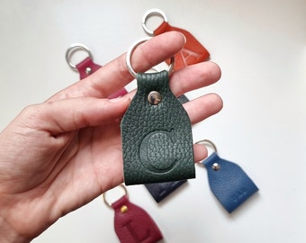 Personalized leather keychain with initial, Full grain leather keychain for personalized gift, Small keyring available in 14 colors.