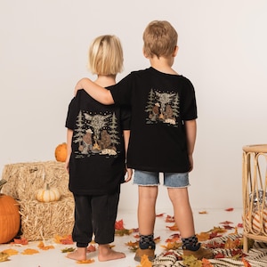 CAMPFIRE CRYPTIDS KIDS T-Shirt | Entdecke die wilde | Outdoor Wanderlust Adventure Tee | Camping Geschenk | Kleinkind und Kinderbekleidung