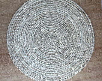 Jogo americano feito à mão com palmeira Iraca: decoração de mesa Boho Woven (33 cm)