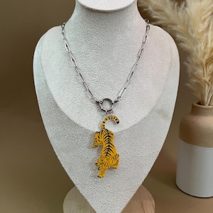Retro Tiger Necklace: Edgy Stainless Steel Chain, Acrylic Pendant