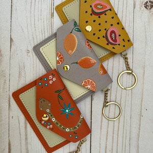 Mini billetera con llavero para mujer, billetera delgada bohemia artística pintada a mano, billetera con llavero, billeteras únicas, mini billetera vibrante pintada a mano