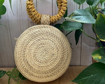 Handwoven Iraca Palm Bag: Round Bohemian Summer Bag