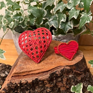 Servilletero de palma de iraca tejido a mano: Decoración de mesa con forma de corazón rojo