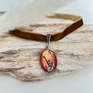 Übergroßer Anhänger Choker, Edgy Retro Samt Choker, Trendy Goth Choker, Statement Vintage-inspirierter Choker, einzigartiger Spaß Choker