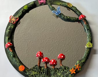 Specchio a forma di fungo in argilla, fatto a mano in stile cottagecore: specchio decorativo con effetto muschio e bosco.