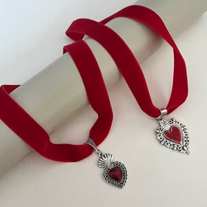 Choker in velluto fatto a mano: pendente a forma di cuore rosso audace, stile vittoriano
