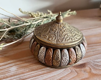 TRINKET BOX Vingtage Hindu India Brass Ornate Lightweight 2"