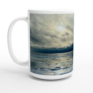 Fumaça na água: caneca de cerâmica branca de 15 onças