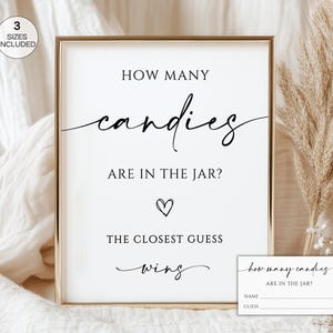 Peut inclure: Un panneau encadré avec le texte "HOW MANY candies ARE IN THE JAR?" en écriture noire. Une petite carte avec des lignes à remplir pour le nom et l'estimation est incluse. Un petit cercle avec le texte "3 SIZES INCLUDED" est dans le coin supérieur gauche.