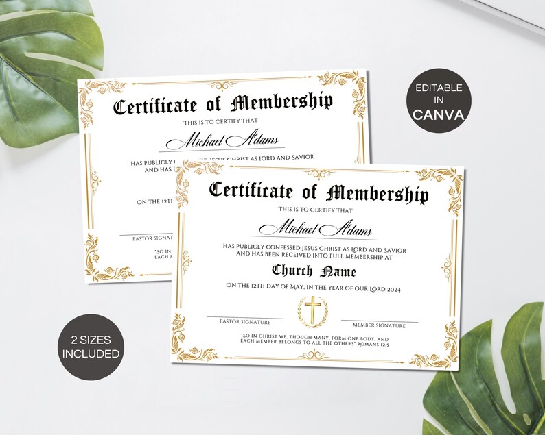 Puede incluir: Dos certificados blancos con bordes decorativos dorados. Los certificados dicen "Certificado de Membres&iacute;a" e incluyen el texto "Michael Adams" y "Church Name". Los certificados est&aacute;n etiquetados como "Editable en Canva" y "2 tama&ntilde;os incluidos".