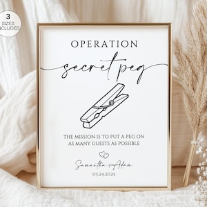 Może przedstawiać: Oprawiony biały nadruk z napisem "OPERATION secret peg" i ilustracją spinacza do prania. Poniżej tekst: "THE MISSION IS TO PUT A PEG ON AS MANY GUESTS AS POSSIBLE". Zawiera imiona "Samantha + Adam" i datę "03.24.2025".
