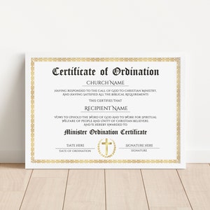 Op de afbeelding: Een wit certificaat met een gouden rand en een gouden kruis. De tekst luidt "Certificaat van Ordination", "Kerknaam", "Naam van de ontvanger", "Minister Ordination Certificaat", "Datum hier", "Datum van Ordination" en "Handtekening hier".