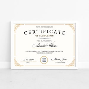 Może przedstawiać: Biały certyfikat z złotą ramką i ozdobnym wzorem. Tekst brzmi "CERTIFICATE OF COMPLETION" i "To jest przyznawane Amanda Williams za pomyślne ukończenie kursu "COURSE NAME HERE" 11. 12. 2024 DATE ADD LOGO HERE Martha James TRAINER NAME"