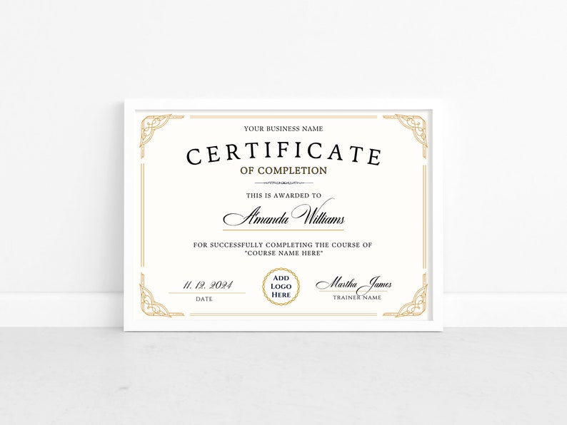 Może przedstawiać: Biały certyfikat z złotą ramką i ozdobnym wzorem. Tekst brzmi "CERTIFICATE OF COMPLETION" i "To jest przyznawane Amanda Williams za pomyślne ukończenie kursu "COURSE NAME HERE" 11. 12. 2024 DATE ADD LOGO HERE Martha James TRAINER NAME"