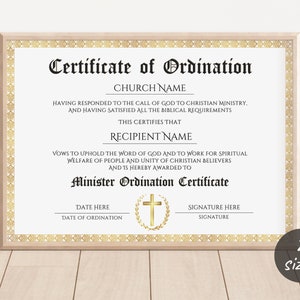 Op de afbeelding: Een afdrukbaar certificaat van ordening met een gouden rand en een kruis in het midden. De tekst luidt "Certificaat van ordening", "Kerknaam", "Naam van de ontvanger", "Datum hier", "Datum van de ordening", "Handtekening hier" en "Handtekening".