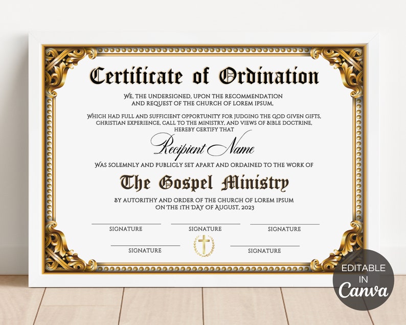 Może przedstawiać: Złoty certyfikat święceń z tekstem "Certificate of Ordination" na g&oacute;rze. Tekst "The Gospel Ministry" jest pogrubiony i czarny. Certyfikat jest dla "Recipient Name" i stwierdza, że został wyświęcony 17 sierpnia 2023 roku.