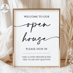 Könnte beinhalten: Ein gerahmtes Schild mit dem Text "WELCOME TO OUR open house PLEASE SIGN IN" in schwarzer Schrift. Das Schild enthält auch den Text "TAKE A LOOK AROUND & FEEL FREE TO ASK ANY QUESTION". Ein kleiner Kreis oben links zeigt "3 SIZES INCLUDED".