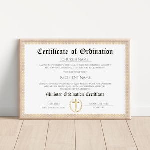 Op de afbeelding: Een ingelijst certificaat van ordening met gouden accenten. De tekst luidt "Certificaat van ordening", "Kerknaam", "Naar aanleiding van de roeping van God tot het christelijk ambt. En na het voldoen aan alle bijbelse vereisten", "Dit certificaat bevestigt dat", "Naam van de ontvanger", "Zich ertoe verbindt om het woord van God te verdedigen en te werken voor het geestelijk welzijn van mensen en de eenheid van christelijke gelovigen en wordt hierbij toegekend aan", "Certificaat van ordening van de minister", "Datum hier", "Datum van ordening", "Handtekening hier", "Handtekening".