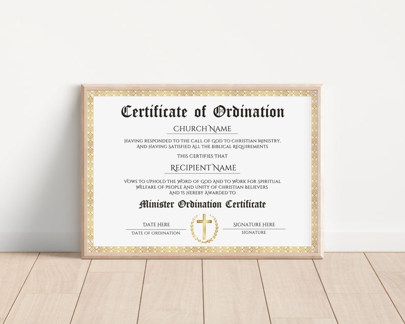 Op de afbeelding: Een ingelijst certificaat van ordening met gouden accenten. De tekst luidt "Certificaat van ordening", "Kerknaam", "Naar aanleiding van de roeping van God tot het christelijk ambt. En na het voldoen aan alle bijbelse vereisten", "Dit certificaat bevestigt dat", "Naam van de ontvanger", "Zich ertoe verbindt om het woord van God te verdedigen en te werken voor het geestelijk welzijn van mensen en de eenheid van christelijke gelovigen en wordt hierbij toegekend aan", "Certificaat van ordening van de minister", "Datum hier", "Datum van ordening", "Handtekening hier", "Handtekening".