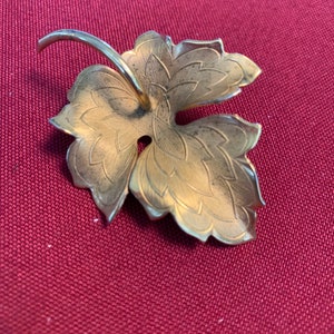 Vintage Giovanni Gold Maple Leaf Pin