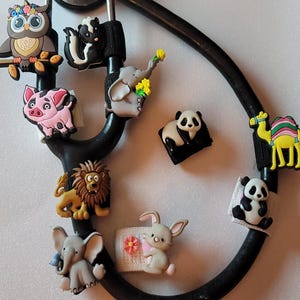 Dije de estetoscopio con forma de animales: ¡agregue un poco de diversión a su estetoscopio! Etiqueta con dije de estetoscopio con forma de vacas, ¡un gran regalo para enfermeras! Nuevo cierre a presión