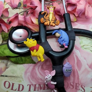 Breloque stéthoscope - Dessin animé mignon ourson et amis pour les enfants - Porte-badge adapté aux enfants Infirmière pédiatrique