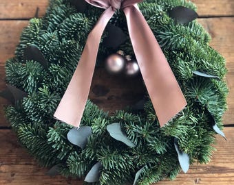 Türkranz mit frischer, grüner Tanne und Eukalyptus I schlichter Adventskranz in grün I Winterkranz mit Schleife und Kugeln I Weihnachtsdeko