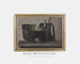 Puede incluir: Pintura vintage enmarcada que representa una naturaleza muerta con una olla de cobre, una botella y una bandeja. La pintura tiene una paleta de colores apagados y un marco dorado. El texto "RUSTIC FRENCH COTTAGE Vintage Art Store" está en la parte inferior.