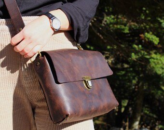 Leather messenger bag, cross body small bag, elegant leather bag, leateher shoulderbag, handmade leather bag, vegetable tanned leather