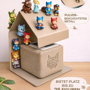 May include: A beige magnetic display case with various colorful figurines. The case has a house-like shape with multiple levels. The text "MAGNETISCH" is at the top. The case can hold up to 25 figurines.