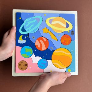 Montessori personligt rymdpussel för barn – 24 bitar | 22 x 21,5 cm | Träpussel av lind och MDF | Personlig present