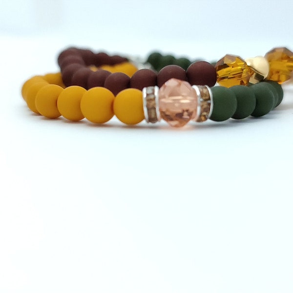 Bracelet double Gahelys perles mat de 6mm,perles verres à facettes, breloques métal. bracelets 2 rangs ,4 couleurs.