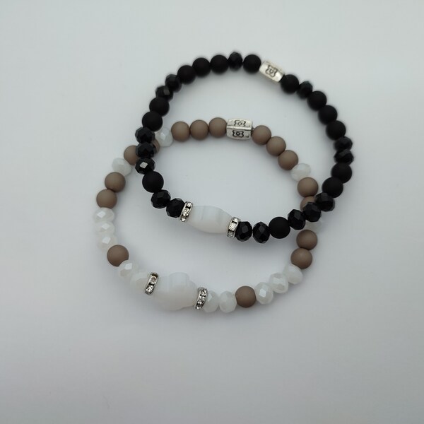 Bracelet Axelle perles facettes ,perles mat de 6mm, breloques perles verres facettes. Breloques trèfle blanc. bracelet noir .bracelet blanc