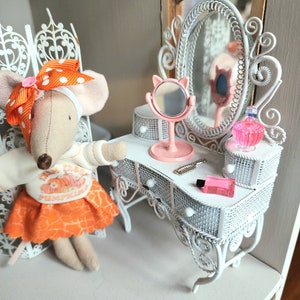 Mini makeup Mirror in pink. Miniature Dollhouse.