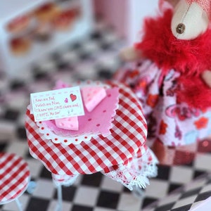 Roses are Red... Rosa Käseplatte Valentinstag Maileg Miniature Dollhouse. Winzige Maus kleidet Futter