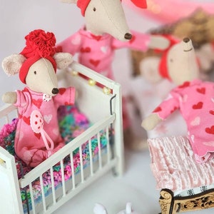 El amor está en el aire... El pijama para bebé Sleep Sack de San Valentín se adapta a la casa de muñecas en miniatura de Maileg Baby Clothes. Ratoncito