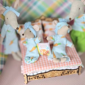 ¡Adelante!... Pijamas de primavera a juego que se adaptan a la mamá de Maileg, a la hermana/hermano mayor y a la ropa de bebé. Casa de muñecas en miniatura. Ratoncito