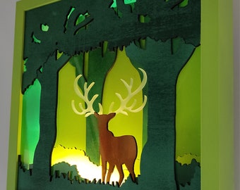 Decoración de pared con luces de ciervo en el bosque