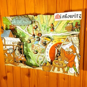 Peut inclure: Une œuvre d'art murale en bois tridimensionnelle et colorée représentant une scène de village médiéval. L'œuvre présente une carte avec des bâtiments, des personnages et le mot "Miskowitz" en haut. La pièce est montée sur un fond en bois.