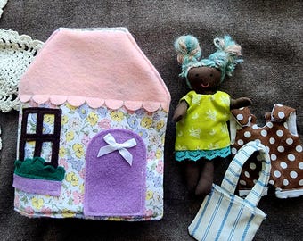 Handgemaakt reispoppenhuis van textiel met 5,5" garenhaar minipop en extra outfitset – draagbare speelset, stof, reizen, waldorf, montessori