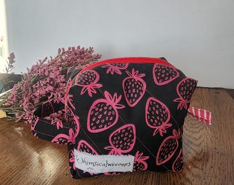 Mini-doosje met rits | Gewatteerde tas met aardbeien | Klein make-uptasje | Make-uptasje voor op reis | Handgemaakt cadeau voor meisjes | Grillige kleintjes