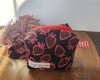 Mini-doosje met rits | Gewatteerde tas met aardbeien | Klein make-uptasje | Make-uptasje voor op reis | Handgemaakt cadeau voor meisjes | Grillige kleintjes