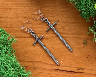 Boucles d'oreilles épée en acier inoxydable avec clips en résine, épée et poignard de taille moyenne - Bijoux médiévaux - Bijoux vikings pour hommes et femmes