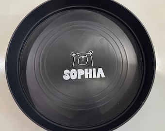 Può includere: Vassoio di plastica nero con un orso bianco e il nome "Sophia" stampato su di esso.