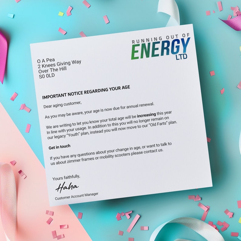 Puede incluir: Una carta blanca con texto azul sobre un fondo azul claro con confeti rosa. La carta es de "Running Out of Energy LTD" y est&aacute; dirigida a un cliente sobre su edad que aumenta. La carta incluye el texto "Old Farts" plan.