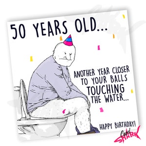 Puede incluir: Una tarjeta de cumplea&ntilde;os humor&iacute;stica con una ilustraci&oacute;n de dibujos animados de un hombre con un gorro de fiesta sentado en un inodoro. La tarjeta dice "50 a&ntilde;os... Un a&ntilde;o m&aacute;s cerca de que tus bolas toquen el agua... &iexcl;Feliz cumplea&ntilde;os!"