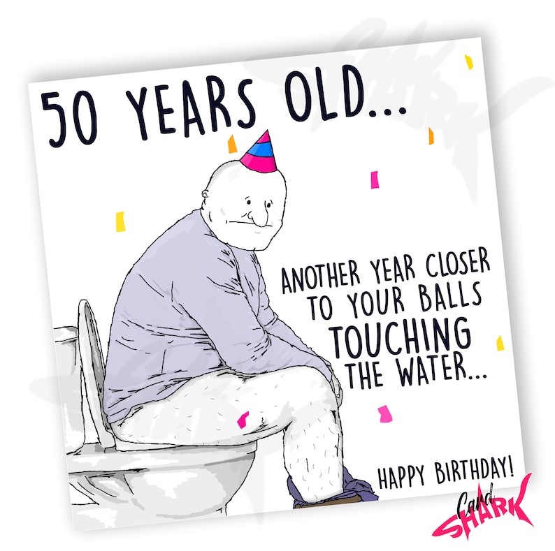 Puede incluir: Una tarjeta de cumplea&ntilde;os humor&iacute;stica con una ilustraci&oacute;n de dibujos animados de un hombre con un gorro de fiesta sentado en un inodoro. La tarjeta dice "50 a&ntilde;os... Un a&ntilde;o m&aacute;s cerca de que tus bolas toquen el agua... &iexcl;Feliz cumplea&ntilde;os!"