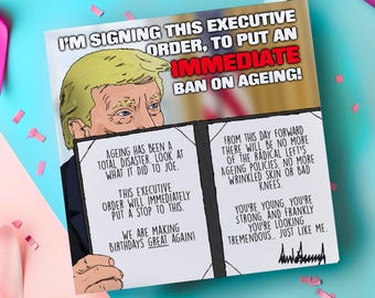 Könnte beinhalten: Eine humorvolle Illustration von Donald Trump als Cartoonfigur, der ein Dekret zur Verbannung des Alterns unterzeichnet. Der Text lautet "Ich unterzeichne dieses Dekret, um dem Altern ein sofortiges Ende zu setzen!" und "Altern war eine totale Katastrophe. Schauen Sie, was es mit Joe gemacht hat. Dieses Dekret wird dem sofort ein Ende setzen. Wir machen Geburtstage wieder großartig!" Der Text auf der rechten Seite lautet "Ab heute gibt es keine Alterspolitik der radikalen Linken mehr, keine Falten mehr und keine schlechten Knie. Du bist jung, du bist stark, und ehrlich gesagt siehst du fantastisch aus... genau wie ich."