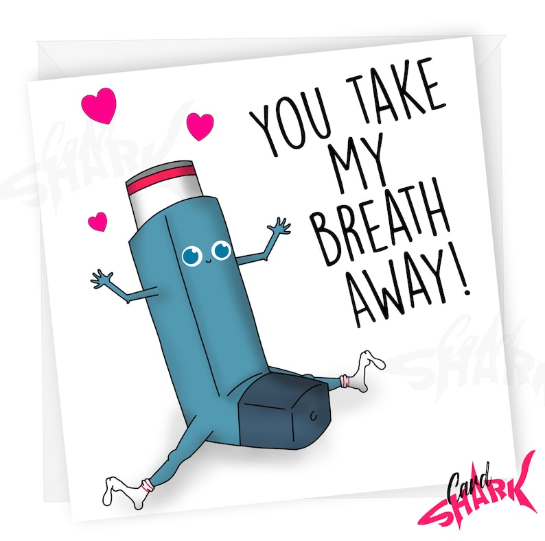 Puede incluir: Un inhalador azul con una parte superior roja y calcetines blancos est&aacute; dibujado con una cara sonriente y ojos grandes. El texto "You take my breath away!" est&aacute; escrito en negro sobre un fondo blanco con corazones rosas.