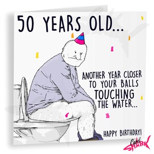 Puede incluir: Una tarjeta de cumplea&ntilde;os humor&iacute;stica con una ilustraci&oacute;n de dibujos animados de una persona con un gorro de fiesta sentada en un inodoro. La tarjeta dice "50 a&ntilde;os... Un a&ntilde;o m&aacute;s cerca de que tus bolas toquen el agua... &iexcl;Feliz cumplea&ntilde;os!"